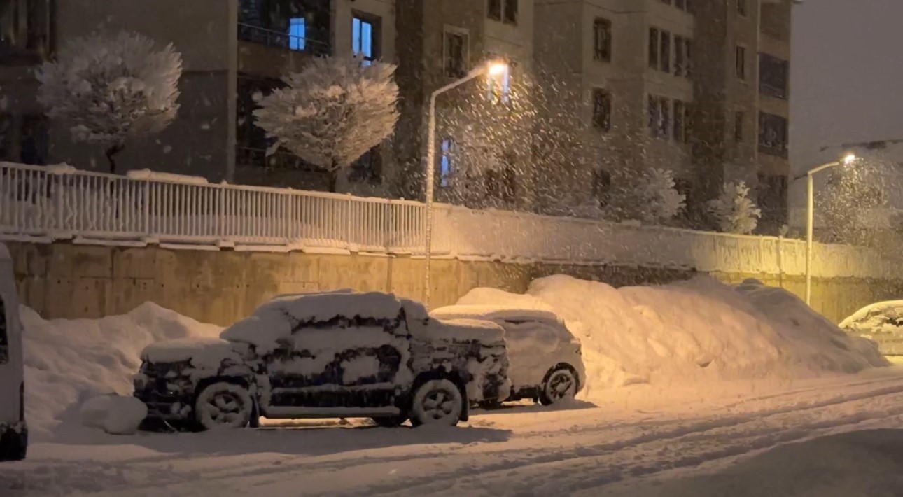 Yüksekova’da kar kalınlığı 15 santimetreye ulaştı
