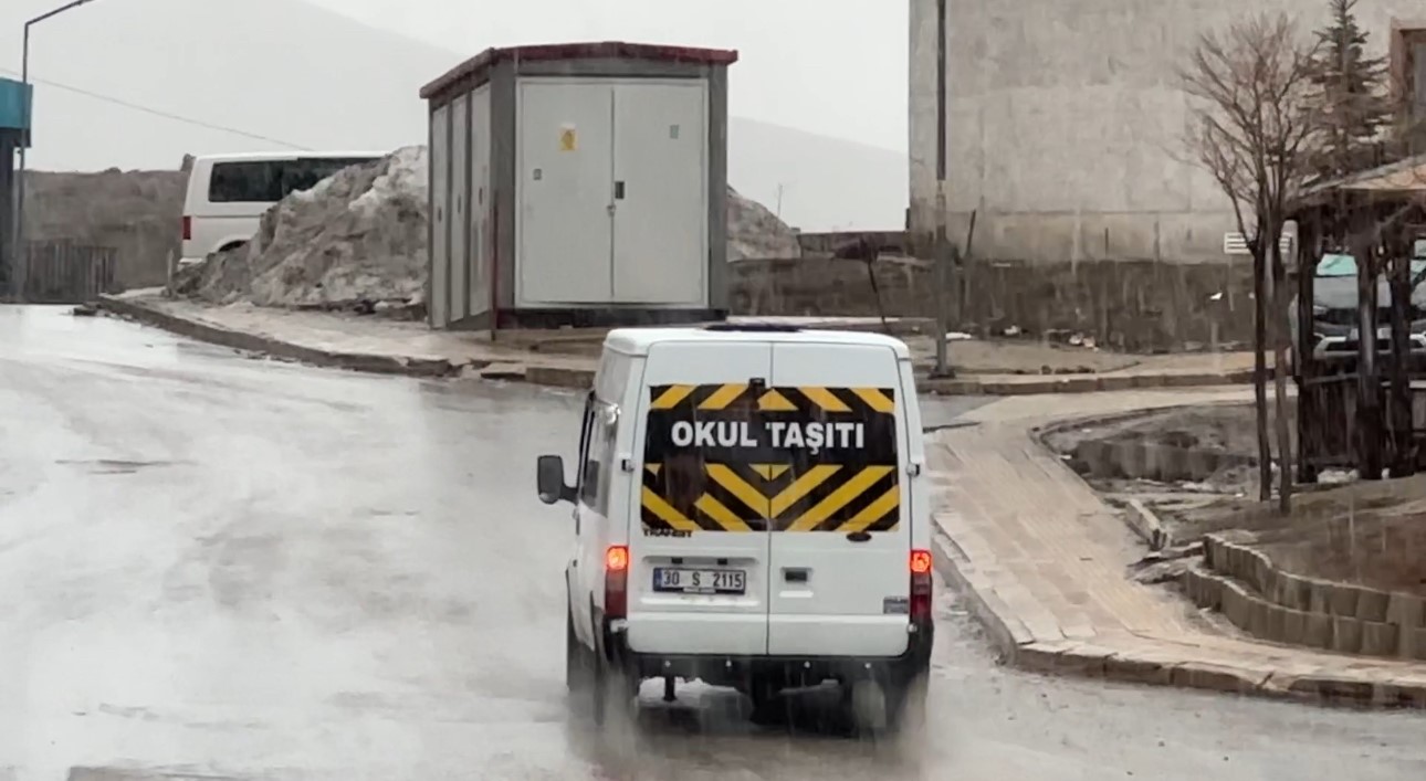 Yüksekova’da kar ve sis etkili oldu: Görüş mesafesi 20 metreye düştü
