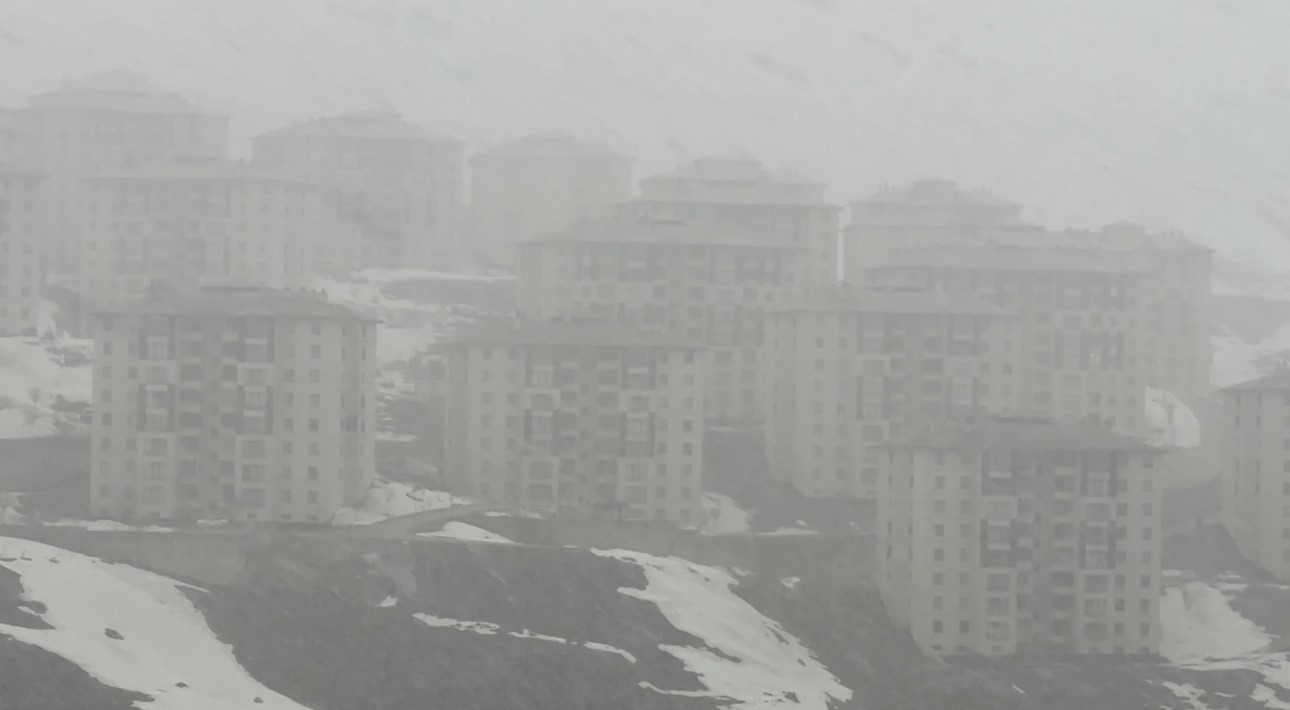 Yüksekova’da kar ve sis etkili oldu: Görüş mesafesi 20 metreye düştü

