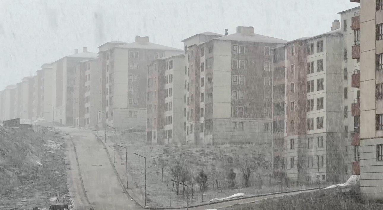 Yüksekova’da kar ve sis etkili oldu: Görüş mesafesi 20 metreye düştü
