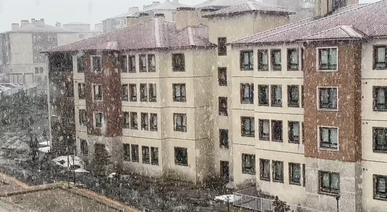 Yüksekova’da kar ve sis etkili oldu: Görüş mesafesi 20 metreye düştü
