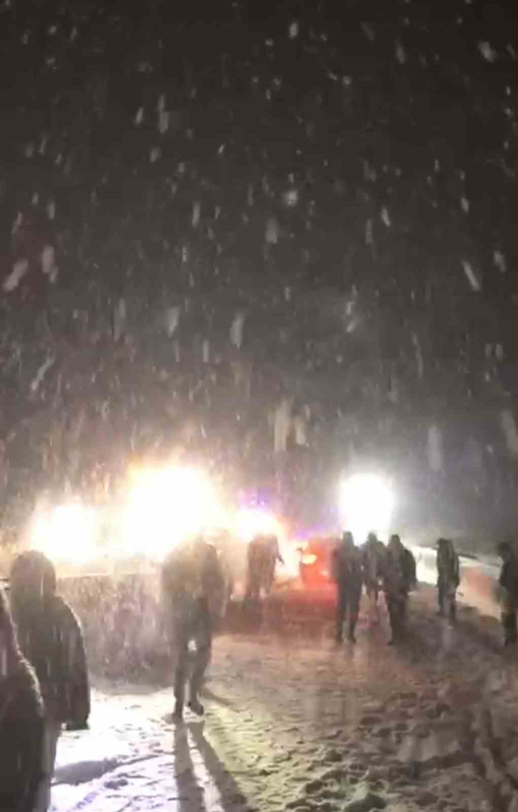 Yüksekova’da kar ve tipi ulaşımı aksattı: Fırtınaya rağmen namazını kıldı
