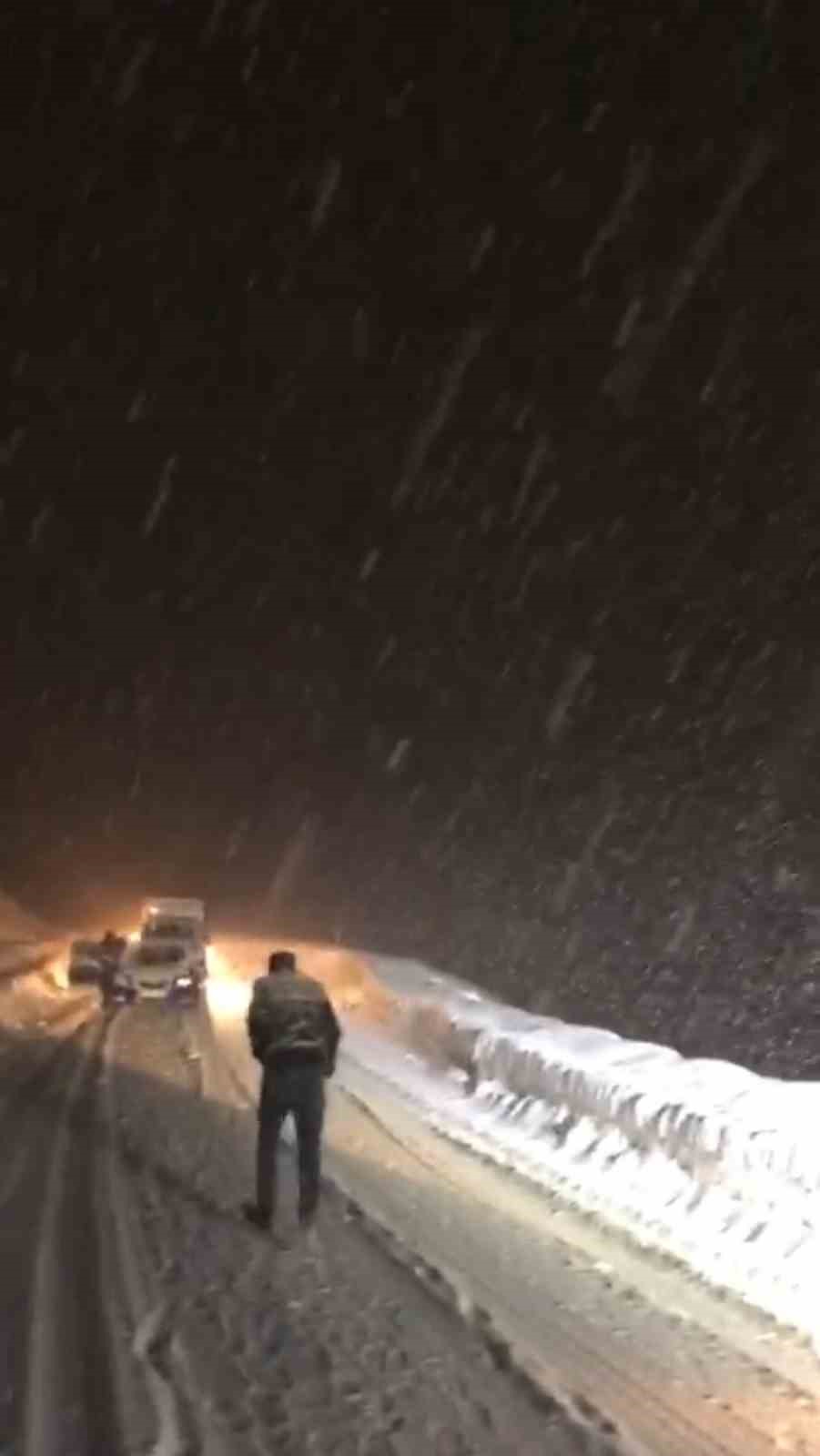 Yüksekova’da kar ve tipi ulaşımı aksattı: Fırtınaya rağmen namazını kıldı
