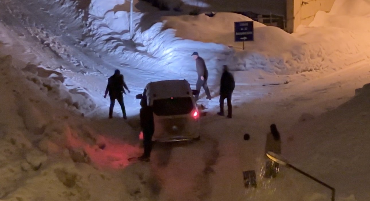 Yüksekova’da kar yağışı: Araçlar imece usulü kurtarıldı
