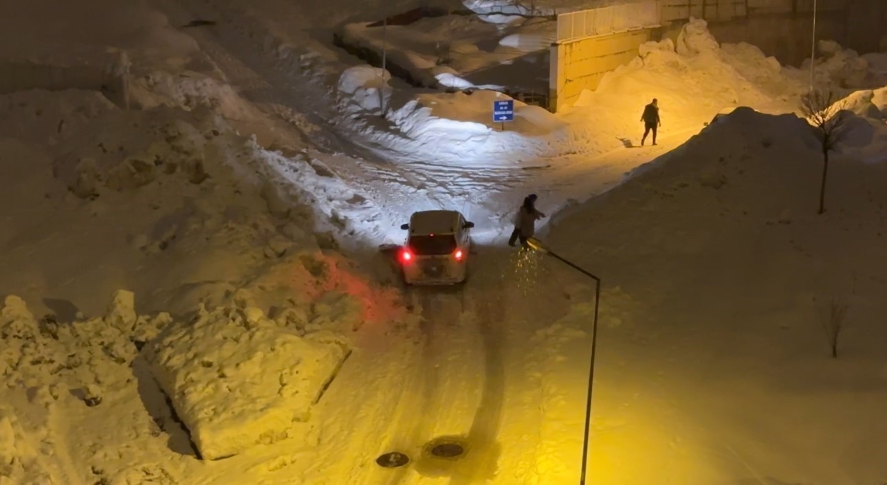 Yüksekova’da kar yağışı: Araçlar imece usulü kurtarıldı
