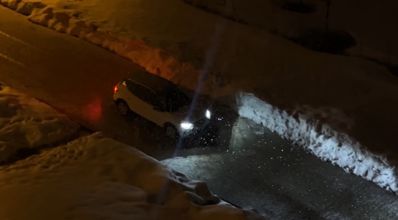 Yüksekova’da kar yağışı etkili oluyor
