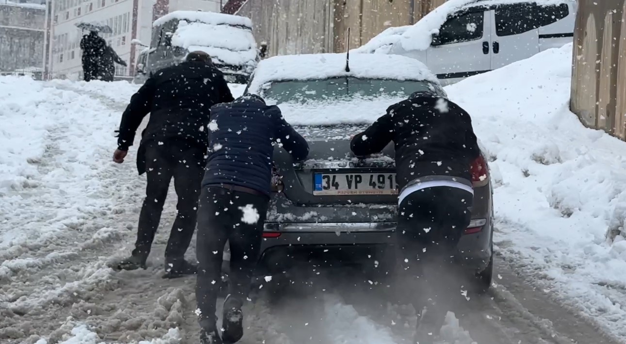 Yüksekova’da kar yağışı etkisini arttırdı, araçlar rampada mahsur kaldı
