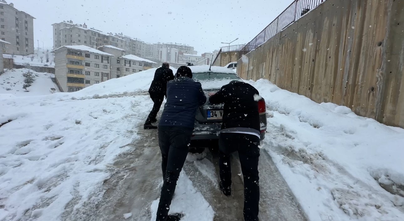 Yüksekova’da kar yağışı etkisini arttırdı, araçlar rampada mahsur kaldı
