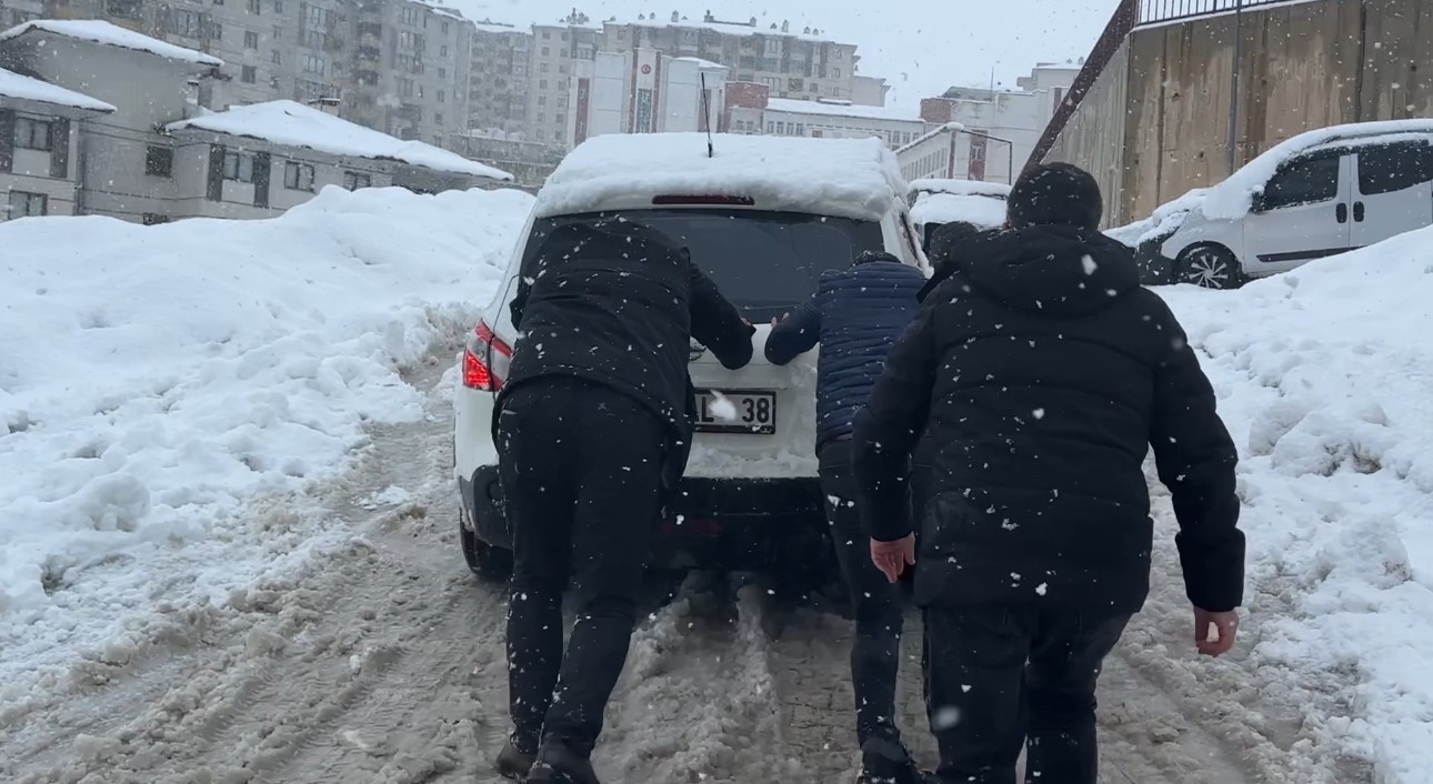 Yüksekova’da kar yağışı etkisini arttırdı, araçlar rampada mahsur kaldı
