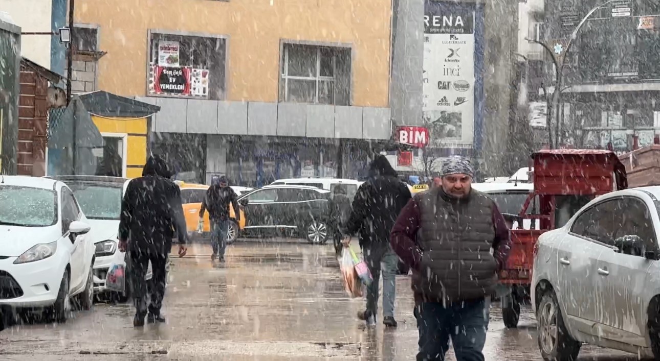 Yüksekova’da kar yağışı ilçeyi beyaza bürüdü
