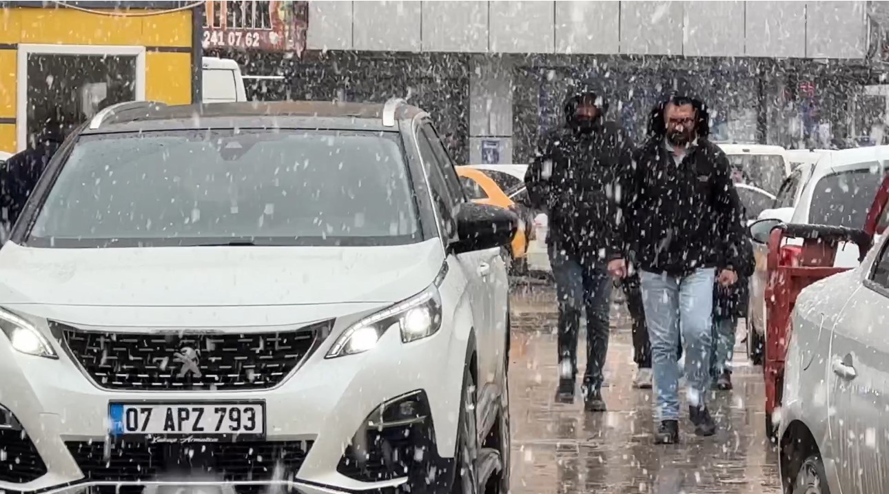 Yüksekova’da kar yağışı ilçeyi beyaza bürüdü
