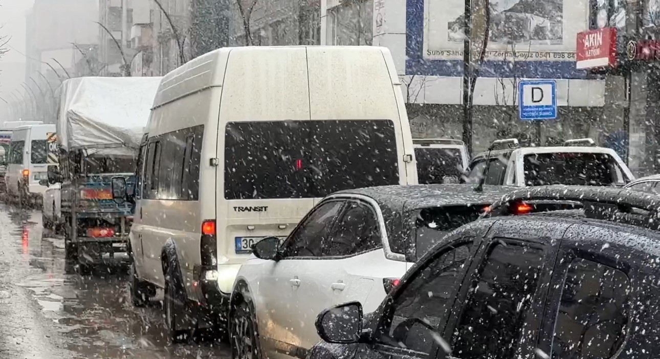 Yüksekova’da kar yağışı ilçeyi beyaza bürüdü
