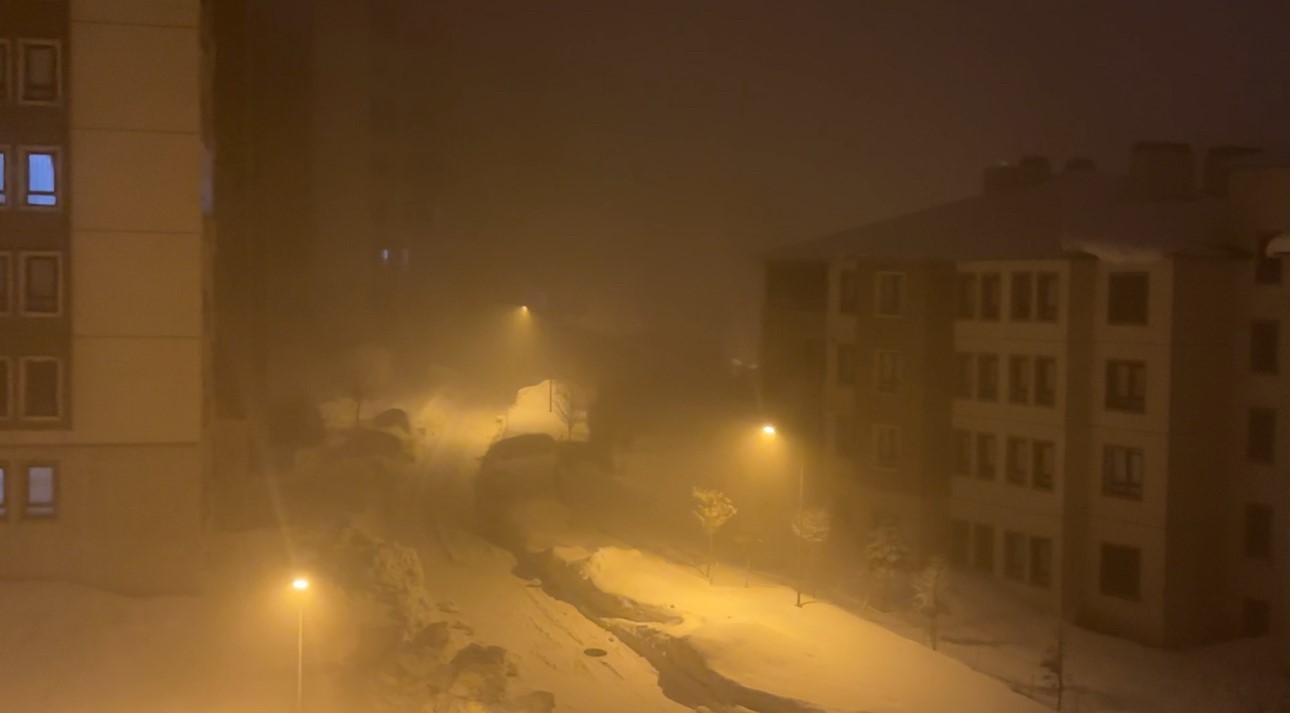 Yüksekova’da kar yağışı ve sis etkili oluyor
