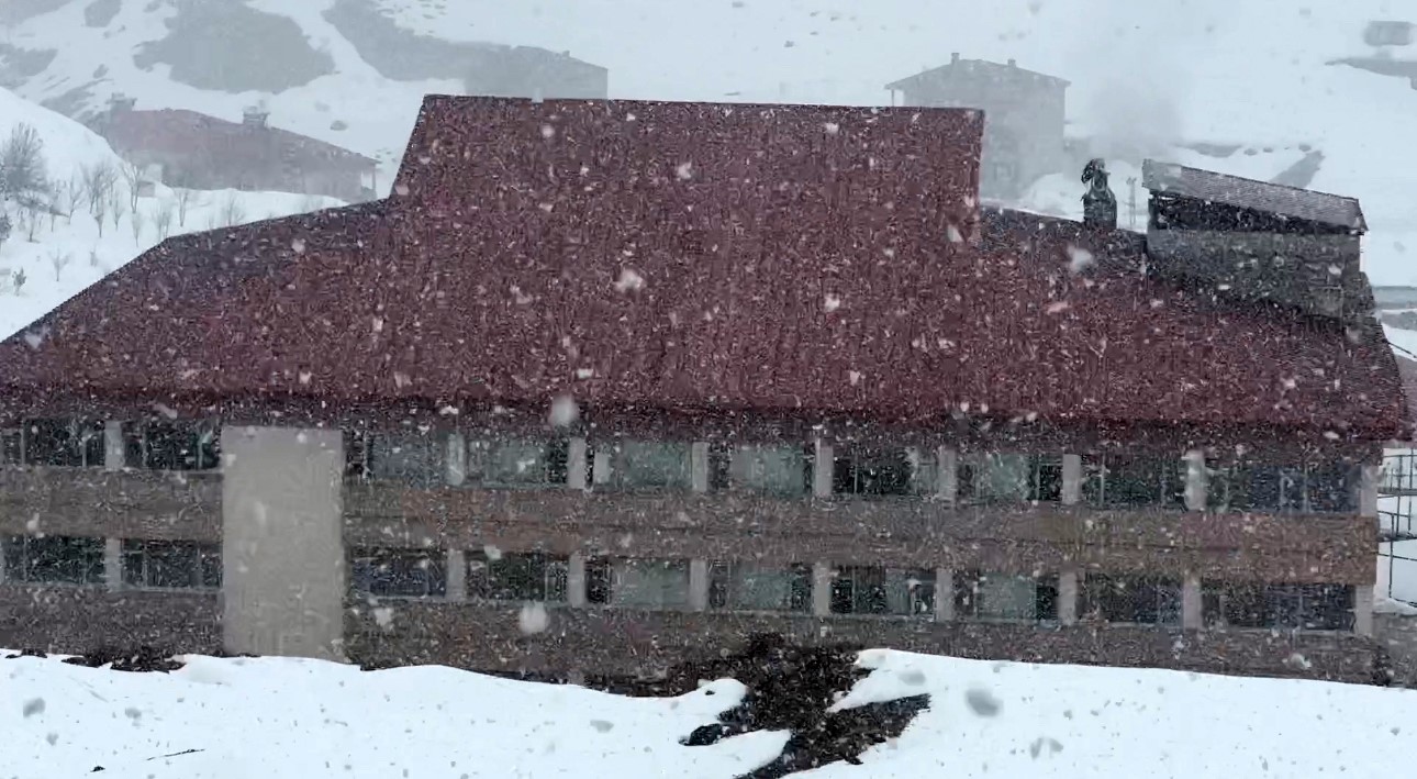 Yüksekova’da kar yağışı ve sis
