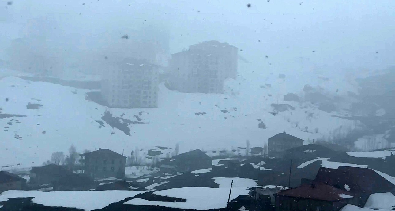 Yüksekova’da kar yağışı ve sis
