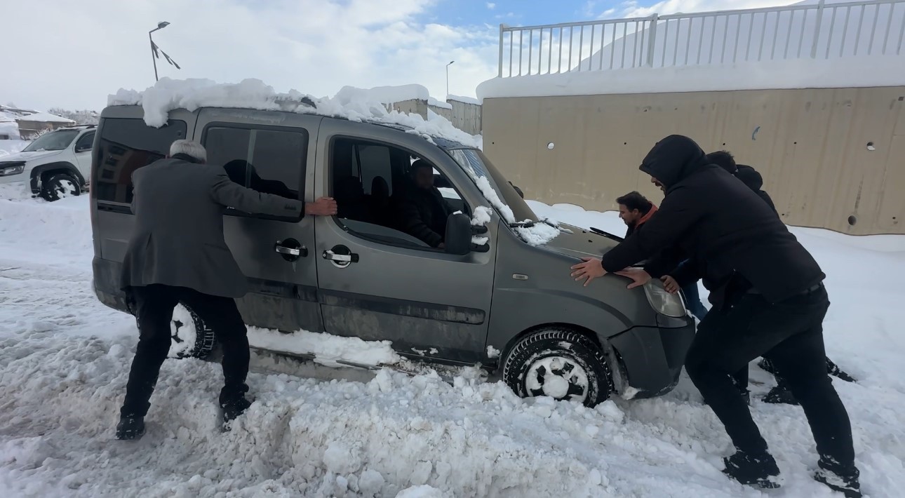 Yüksekova’da kara saplanan araç vatandaşlarca kurtarıldı
