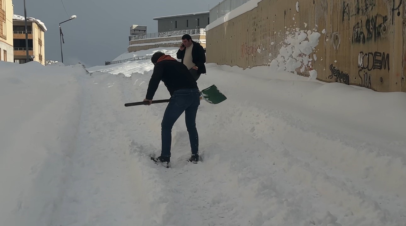 Yüksekova’da kara saplanan araç vatandaşlarca kurtarıldı
