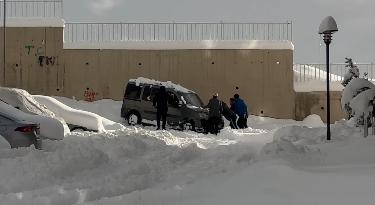 Yüksekova’da kara saplanan araç vatandaşlarca kurtarıldı
