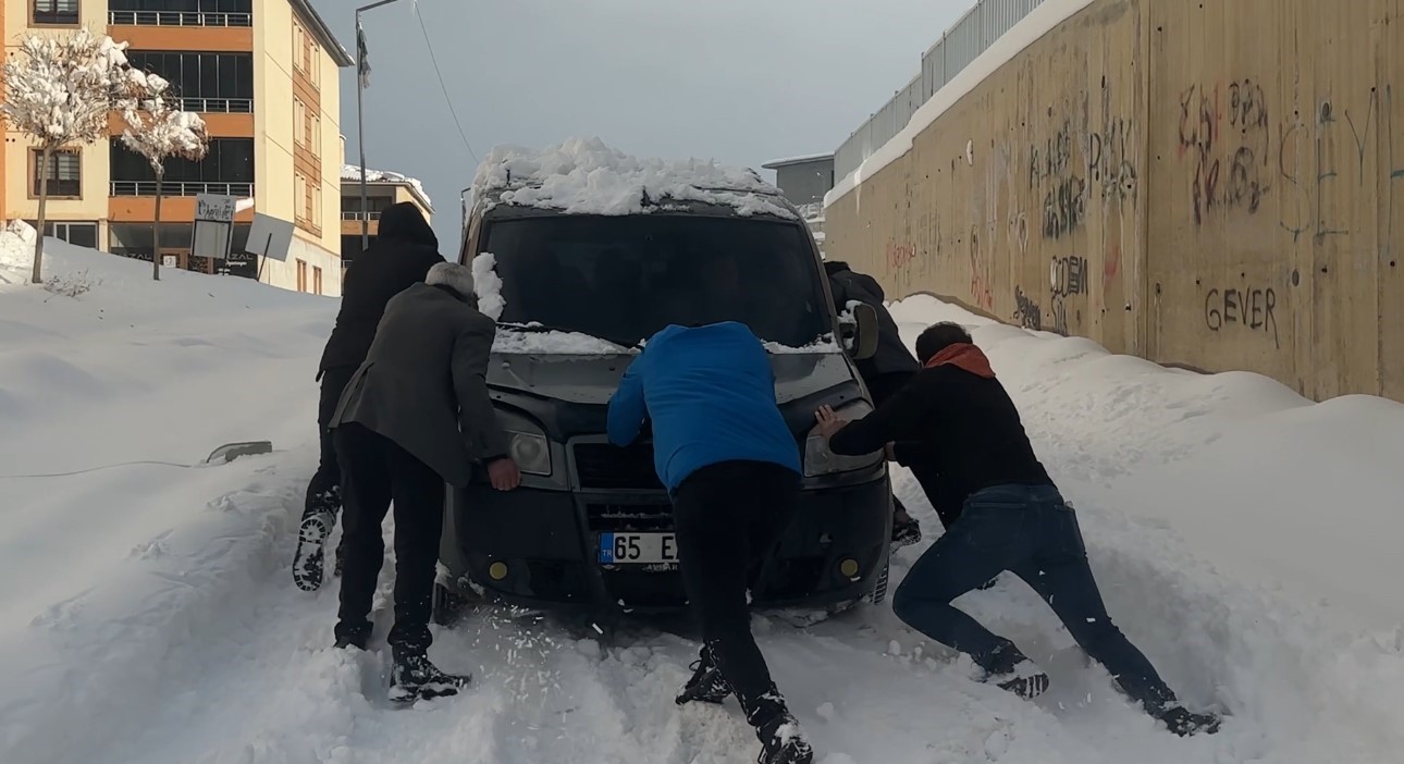 Yüksekova’da kara saplanan araç vatandaşlarca kurtarıldı
