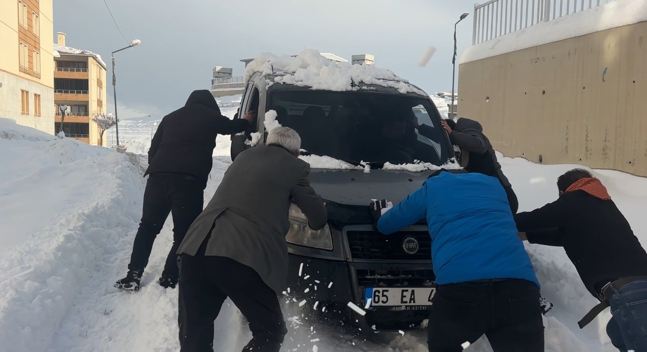 Yüksekova’da kara saplanan araç vatandaşlarca kurtarıldı
