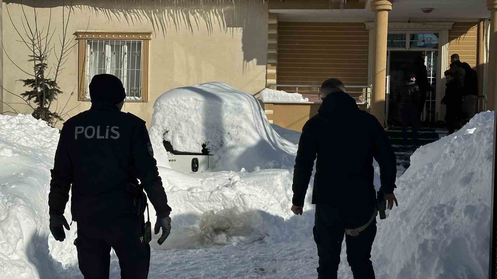 Yüksekova’da karın ağırlığına dayanamayan evin tavanı çöktü
