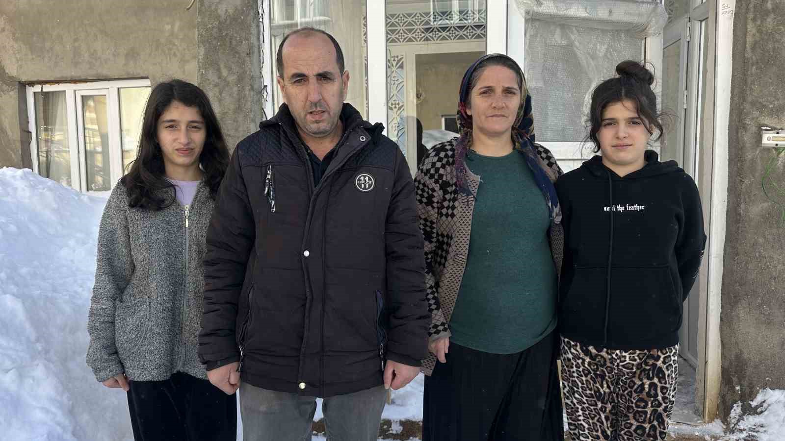 Yüksekova’da karın ağırlığına dayanamayan evin tavanı çöktü
