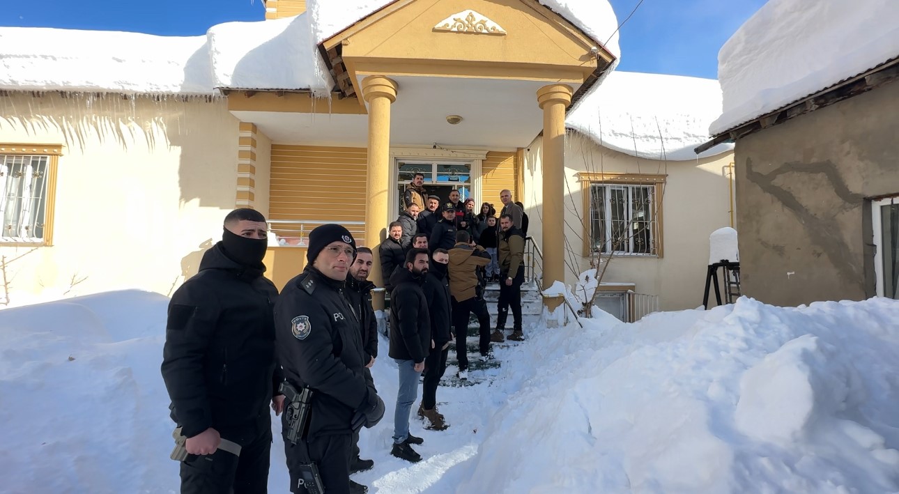 Yüksekova’da karın ağırlığına dayanamayan evin tavanı çöktü
