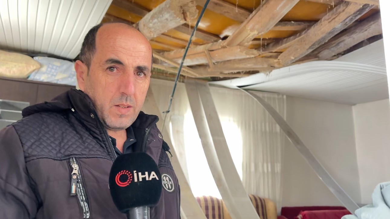 Yüksekova’da karın ağırlığına dayanamayan evin tavanı çöktü
