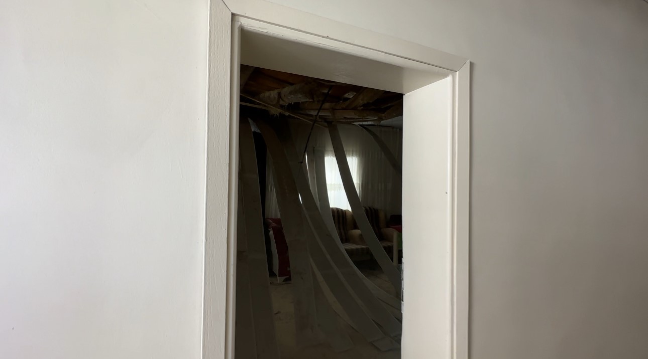 Yüksekova’da karın ağırlığına dayanamayan evin tavanı çöktü
