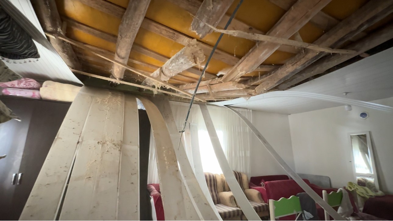 Yüksekova’da karın ağırlığına dayanamayan evin tavanı çöktü
