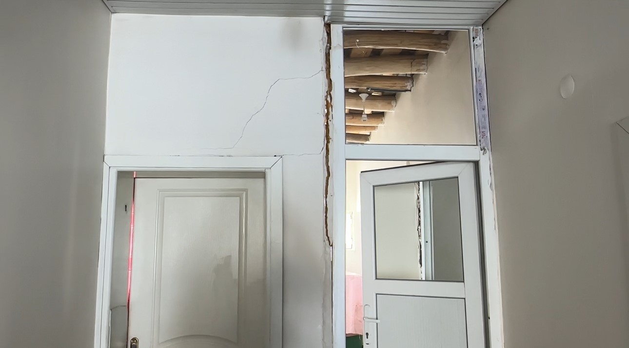 Yüksekova’da karın ağırlığına dayanamayan evin tavanı çöktü
