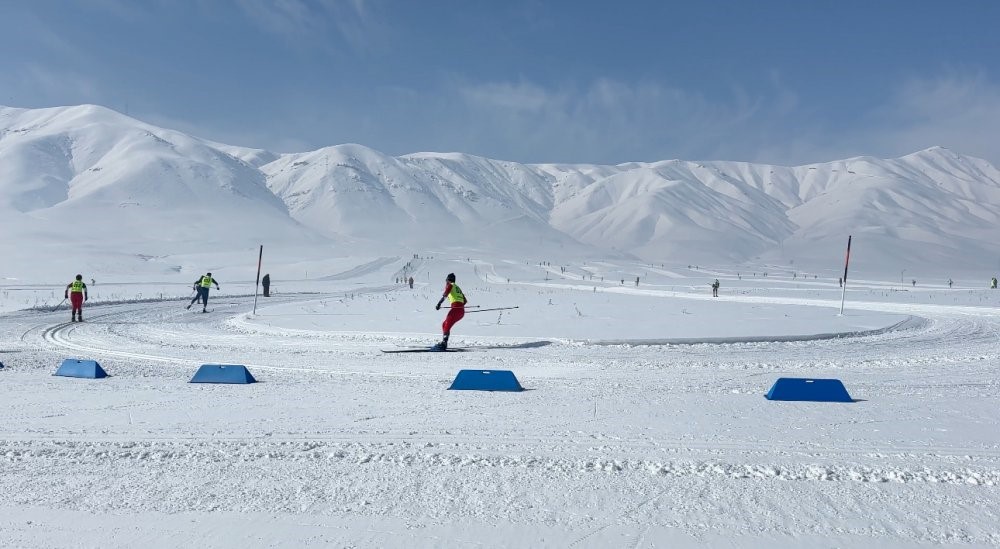 Yüksekova’da "Kayaklı Koşu Barış ve Kardeşlik 1. Etap yarışması" heyecanı
