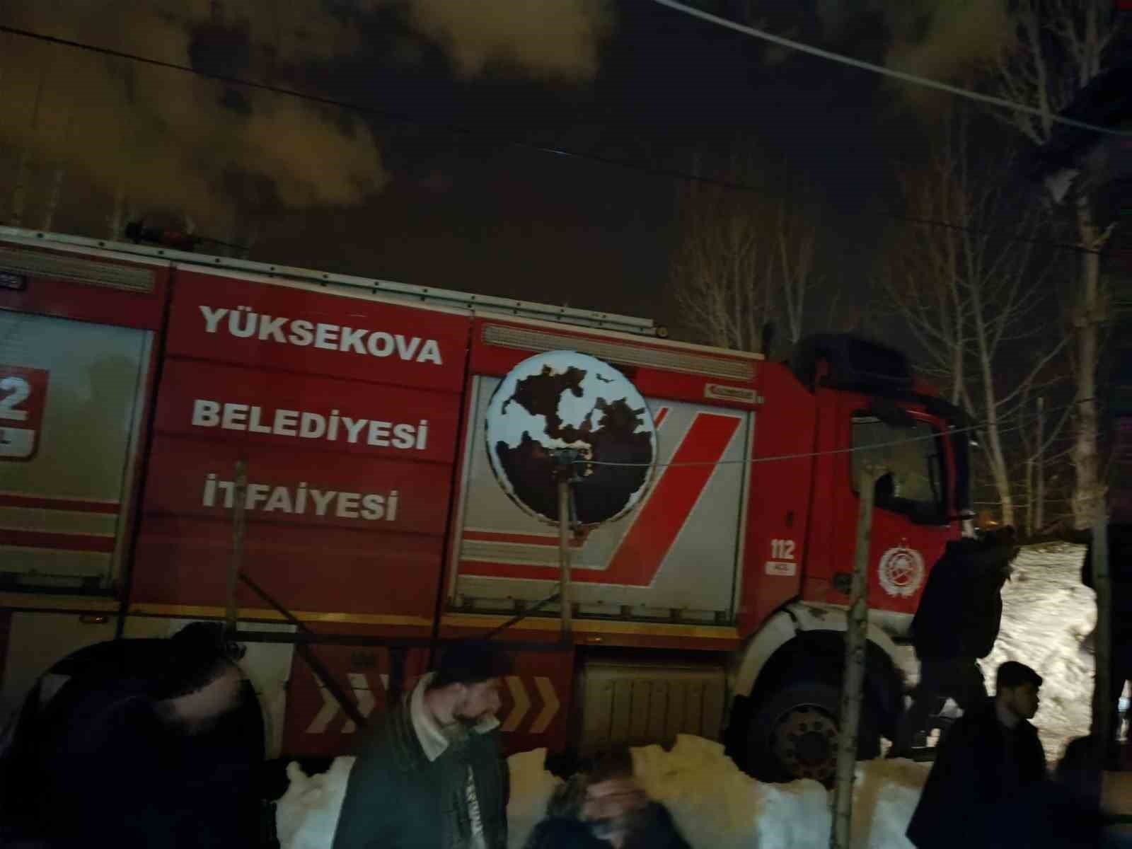 Yüksekova’da korkutan yangın: Bir aile evsiz kaldı
