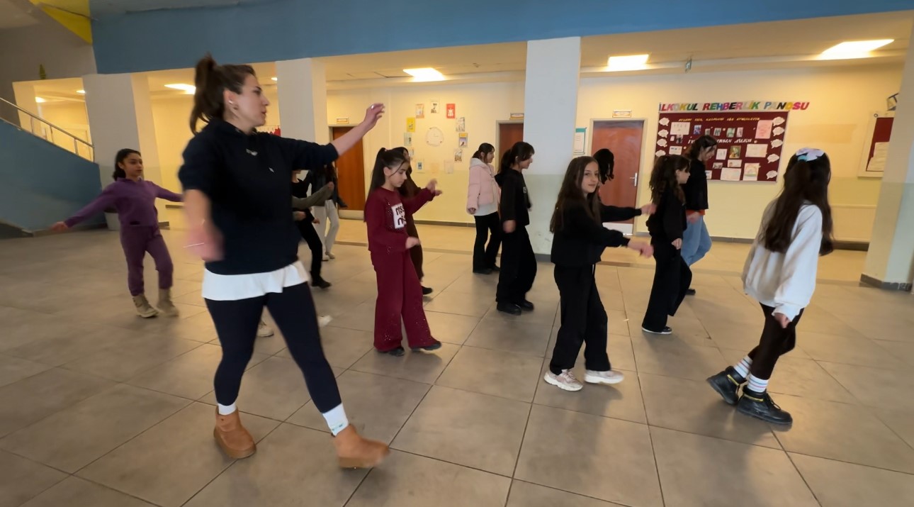 Yüksekova’da kültür sanat buluşması: Hakkari halayı ile Ege’nin zeybeği buluştu
Yüksekova’da kültür sanat buluşması: Hakkari halayı ile Ege’nin zeybeği buluştu