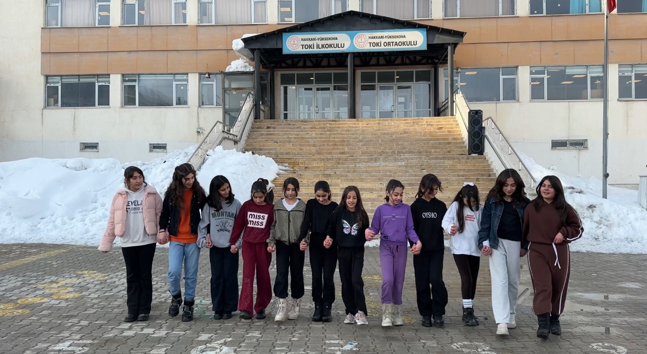 Yüksekova’da kültür sanat buluşması: Hakkari halayı ile Ege’nin zeybeği buluştu
Yüksekova’da kültür sanat buluşması: Hakkari halayı ile Ege’nin zeybeği buluştu