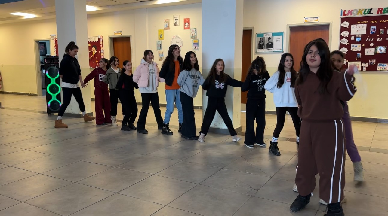 Yüksekova’da kültür sanat buluşması: Hakkari halayı ile Ege’nin zeybeği buluştu
Yüksekova’da kültür sanat buluşması: Hakkari halayı ile Ege’nin zeybeği buluştu