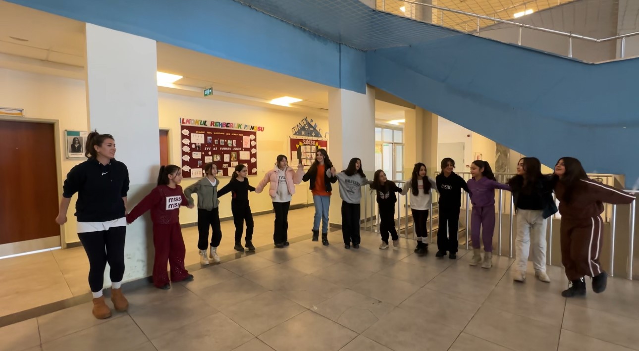 Yüksekova’da kültür sanat buluşması: Hakkari halayı ile Ege’nin zeybeği buluştu
Yüksekova’da kültür sanat buluşması: Hakkari halayı ile Ege’nin zeybeği buluştu