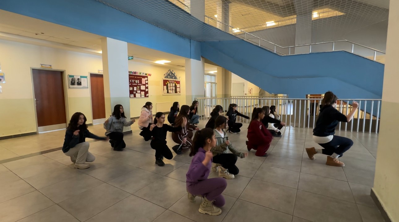 Yüksekova’da kültür sanat buluşması: Hakkari halayı ile Ege’nin zeybeği buluştu
Yüksekova’da kültür sanat buluşması: Hakkari halayı ile Ege’nin zeybeği buluştu