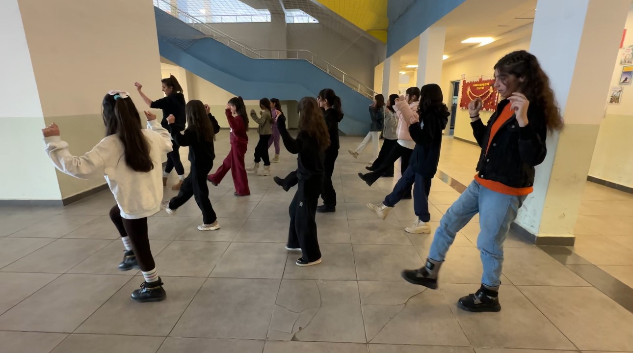 Yüksekova’da kültür sanat buluşması: Hakkari halayı ile Ege’nin zeybeği buluştu
Yüksekova’da kültür sanat buluşması: Hakkari halayı ile Ege’nin zeybeği buluştu