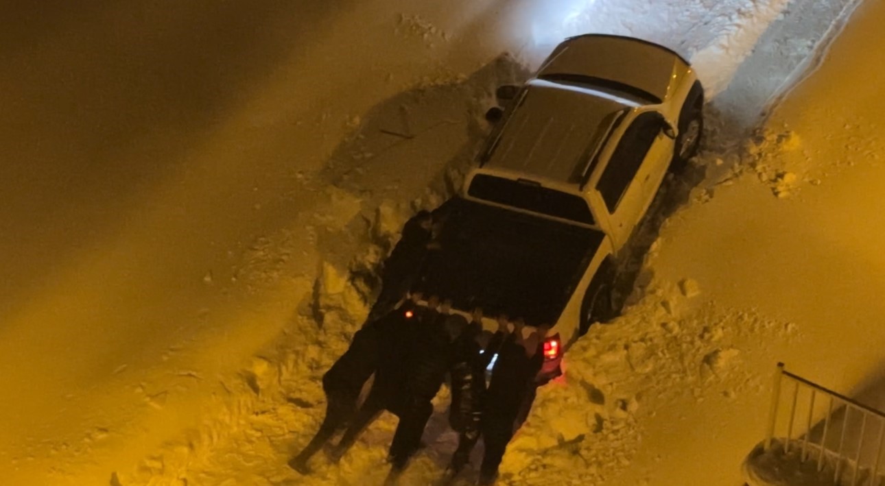 Yüksekova’da kurtarma operasyonu: İnsan gücü yetmeyince belediye yetişti
