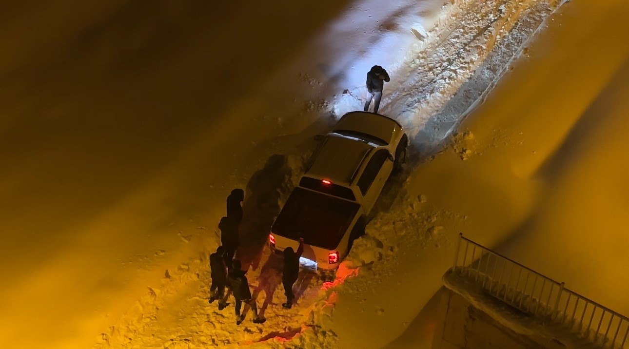 Yüksekova’da kurtarma operasyonu: İnsan gücü yetmeyince belediye yetişti
