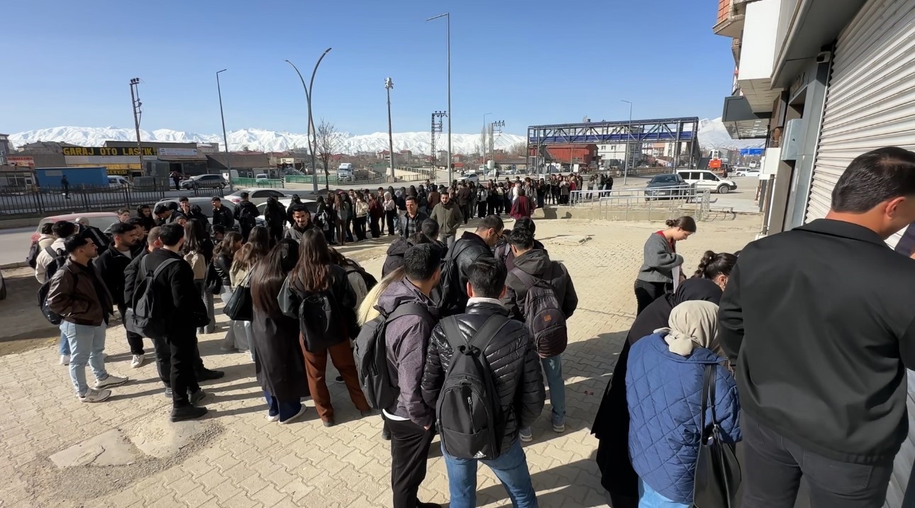 Yüksekova’da kütüphane önünde kuyruk
Yüksekova’da kütüphane önünde kuyruk