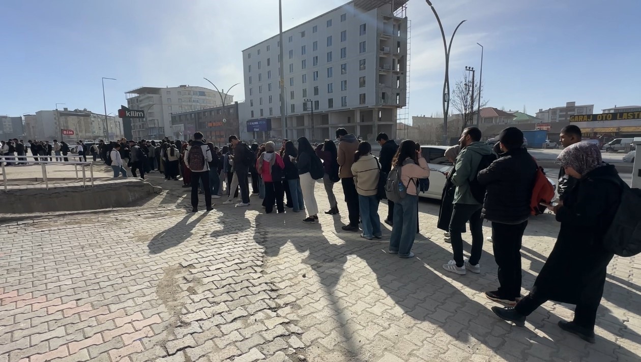 Yüksekova’da kütüphane önünde kuyruk
Yüksekova’da kütüphane önünde kuyruk