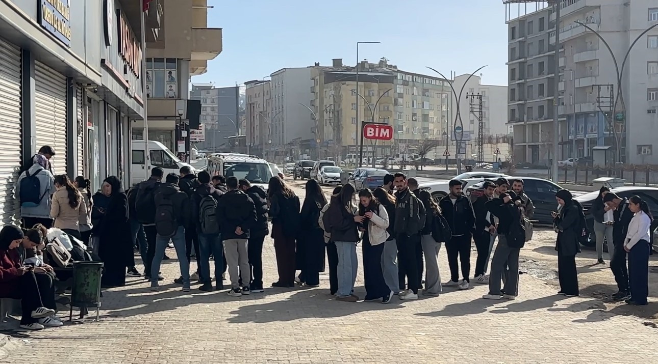 Yüksekova’da kütüphane önünde kuyruk
Yüksekova’da kütüphane önünde kuyruk