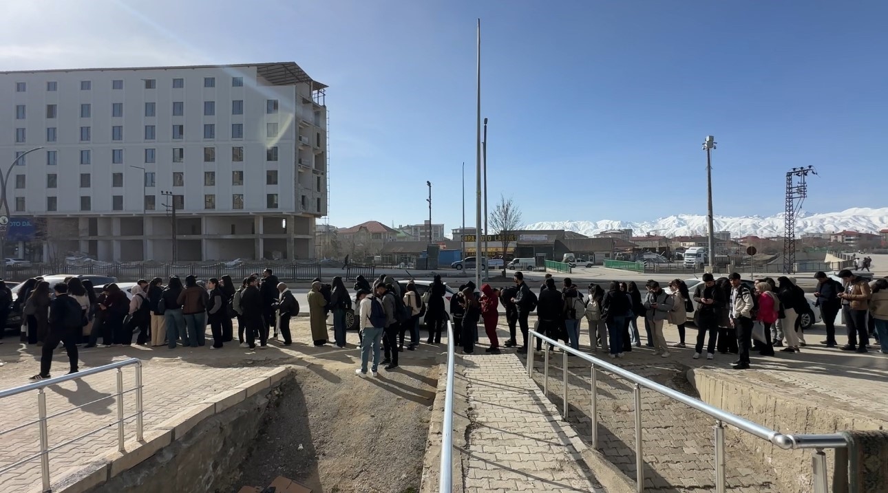 Yüksekova’da kütüphane önünde kuyruk
Yüksekova’da kütüphane önünde kuyruk