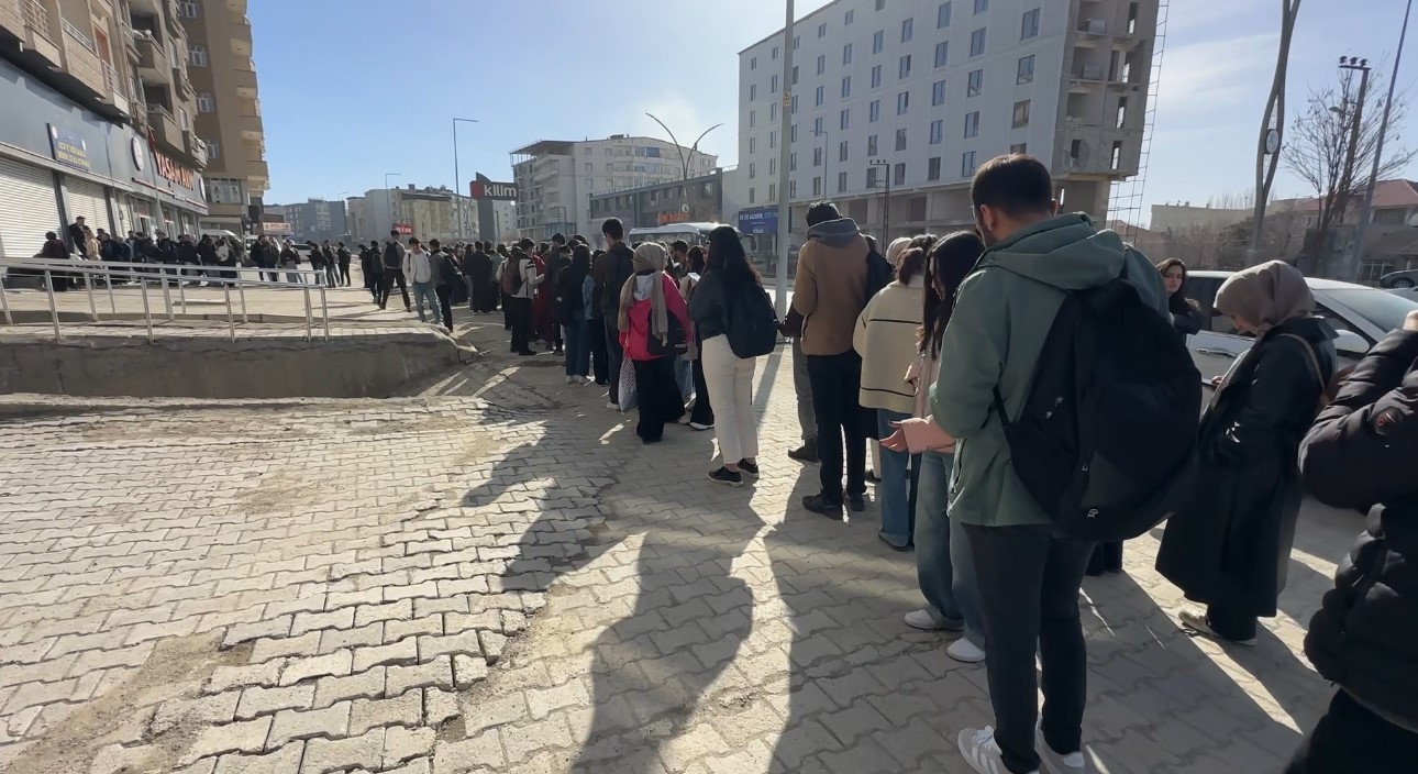 Yüksekova’da kütüphane önünde kuyruk
Yüksekova’da kütüphane önünde kuyruk