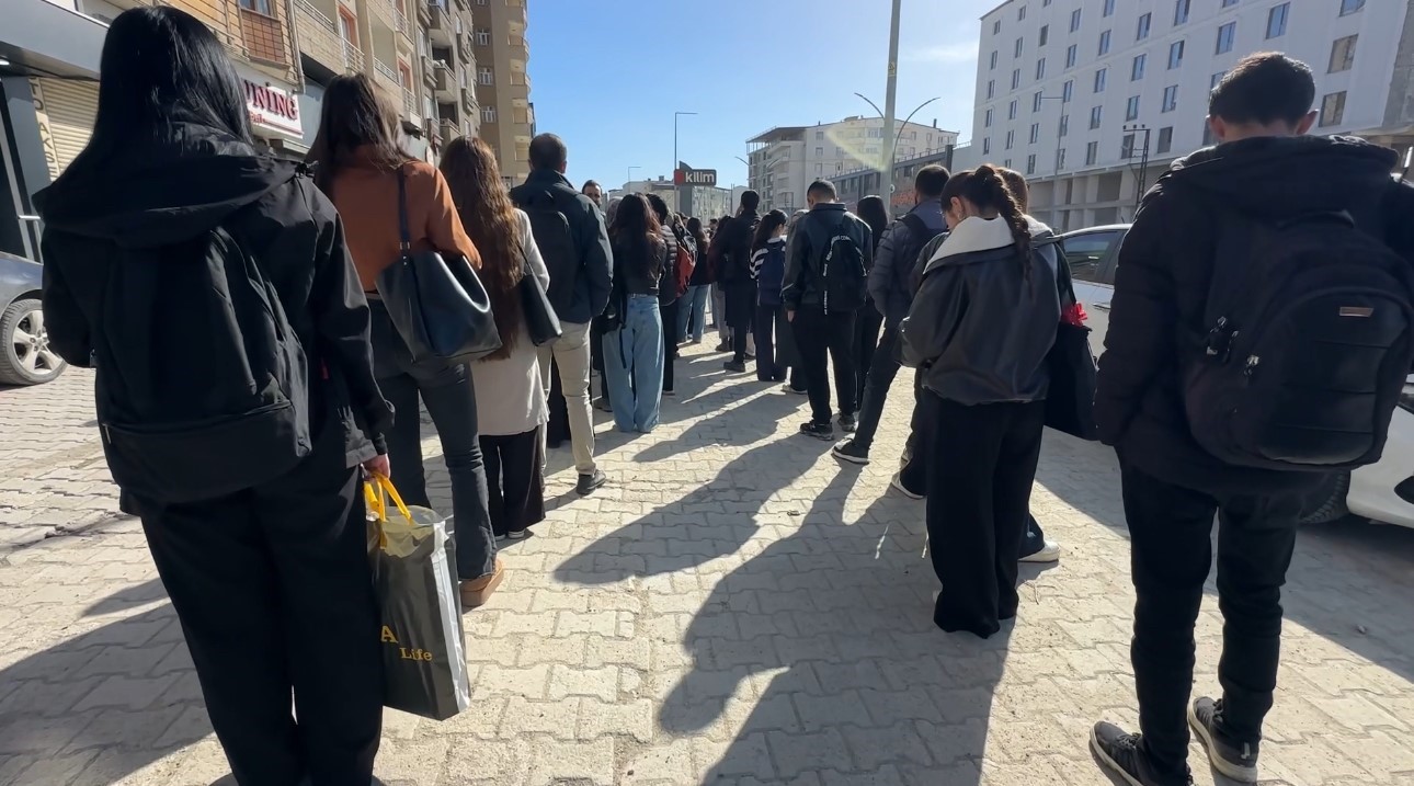 Yüksekova’da kütüphane önünde kuyruk
Yüksekova’da kütüphane önünde kuyruk