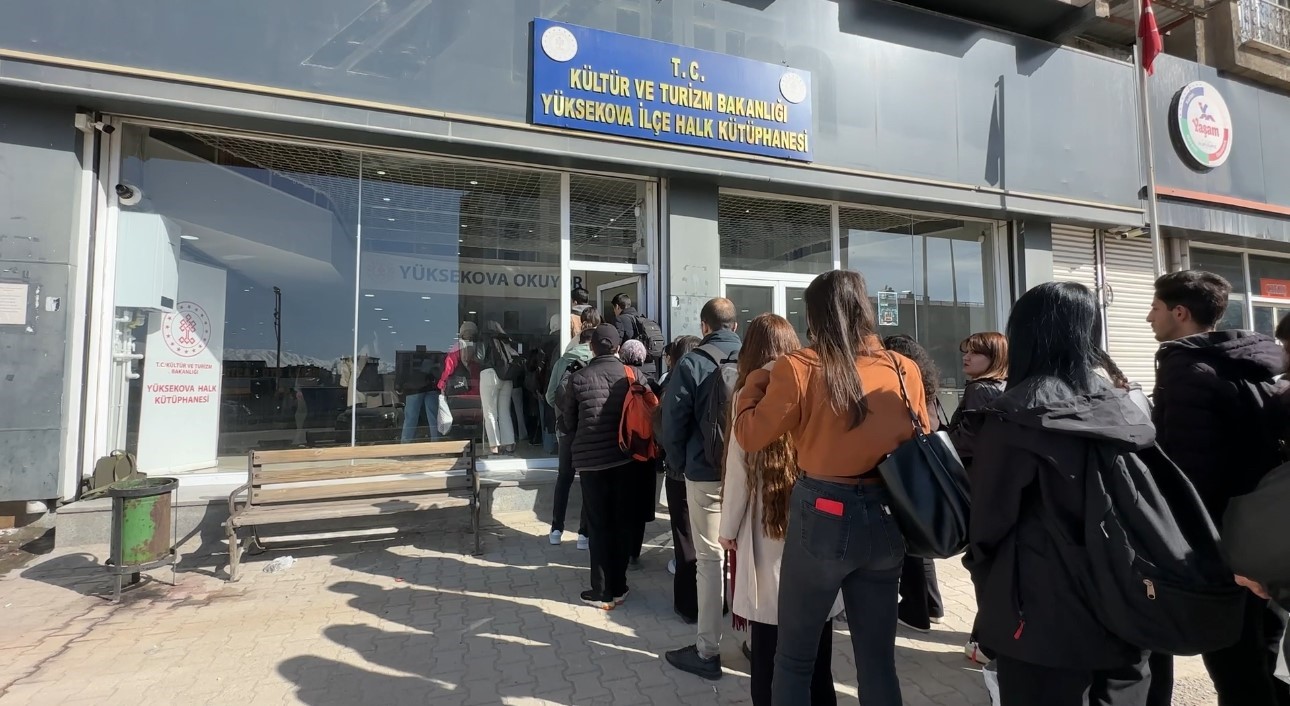 Yüksekova’da kütüphane önünde kuyruk
Yüksekova’da kütüphane önünde kuyruk