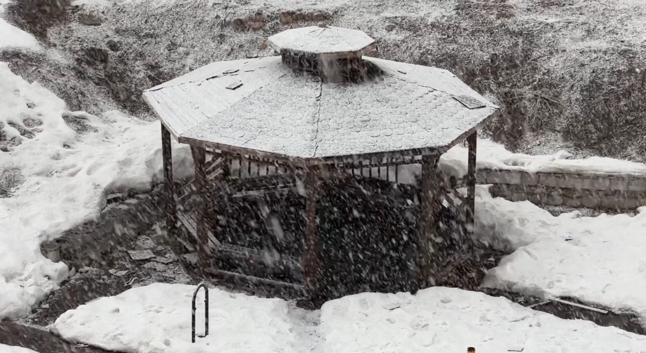Yüksekova’da lapa lapa kar yağışı başladı
