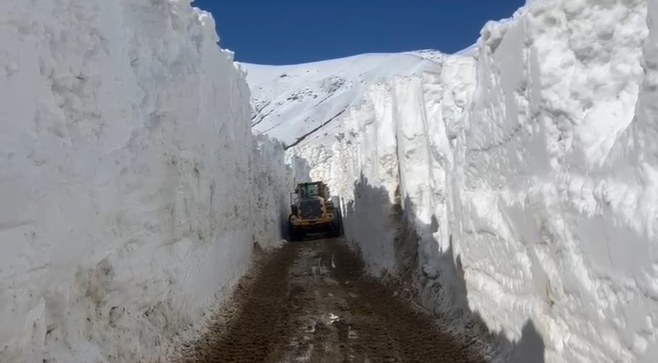 Yüksekova’da nisan ayında 6 metrelik kar tünelleri

